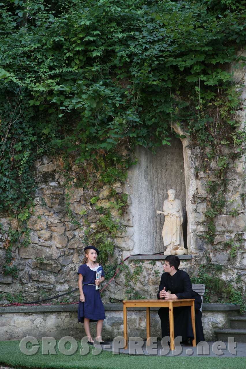 2017.07.29_17.30.25.jpg - Maria Ertl als Studentin mit ihrem Bruder Josef als Papst ...