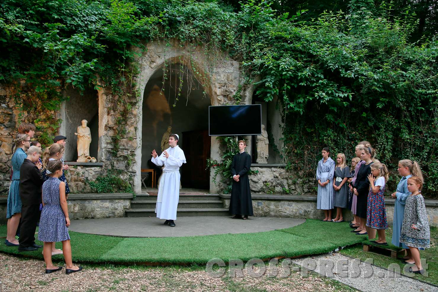 2017.07.29_18.25.49.jpg - Papst Johannes Paul II., dargestellt von Josef Ertl  (mit seinem Sekretär Stanisław Dziwisz, gespielt von Pierre Neviaski), spricht als zu den Katholiken in Polen.