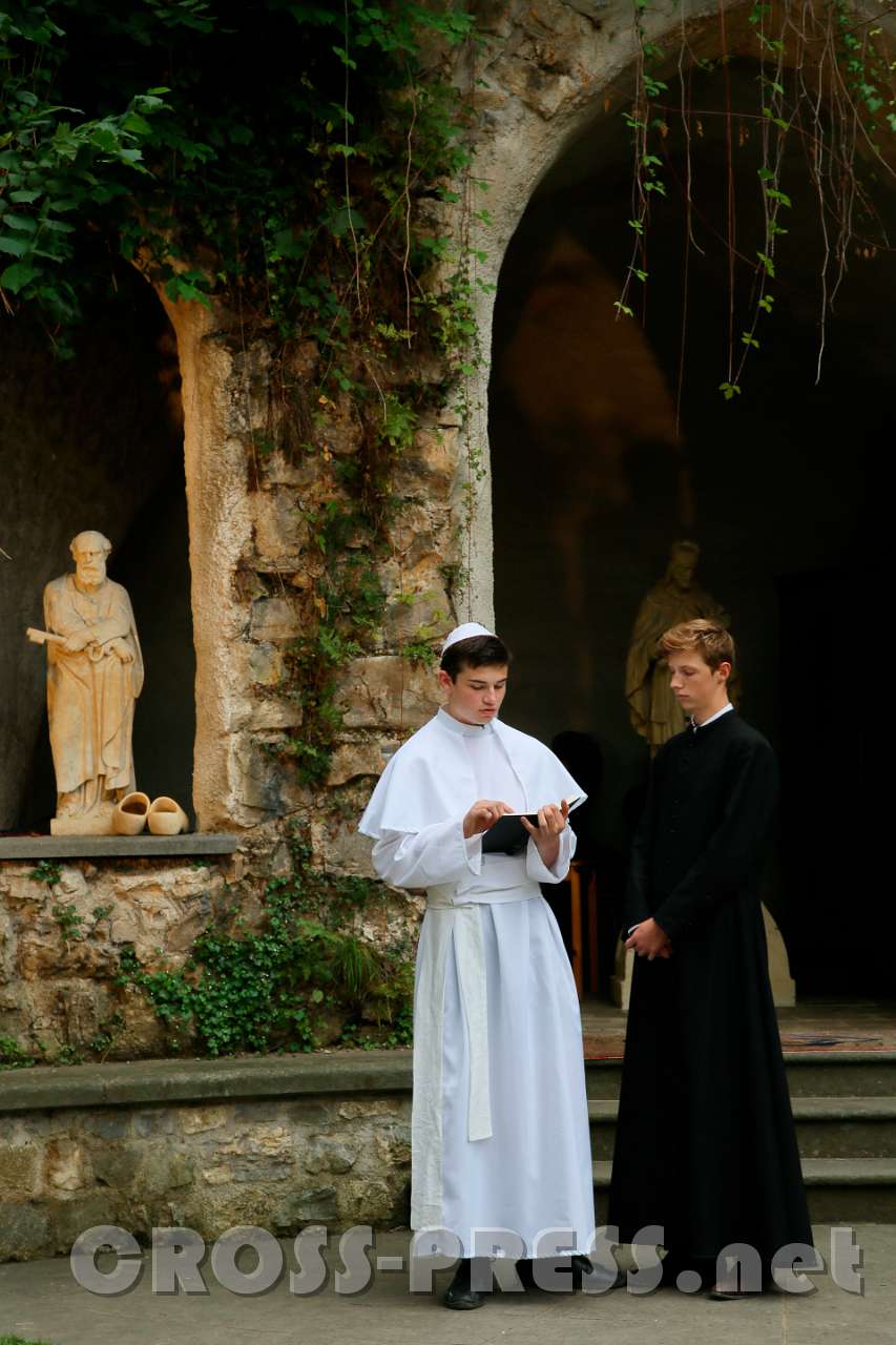 2017.07.29_18.30.40.jpg - Der Papst und sein Sekretär.