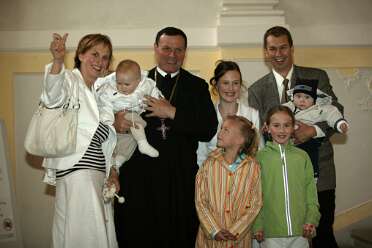 Foto mit Abt Berthold Auf der Abteistiege.