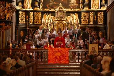 Firmung für Pfarrangehörige 8h30 Ein Wagenrad als Symbol zu ihrem Fest wählten sich die Seitenstettner Firmlinge selbst. Es versinnbildlicht die Bewegung...