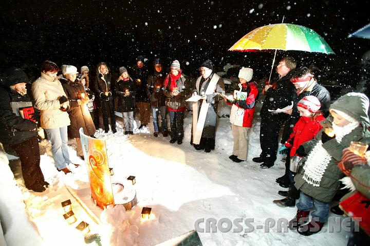 2009.01.28_18.02.01.jpg - In ihrer Ansprache berichtete Dipl. PAss. Christine Winklmayr, Seelsorgerin am Landesklinikum Mostviertel in Amstetten (links im Bild), von ihren Erfahrungen mit einer ebensolchen Gedenkst�tte im Spital.