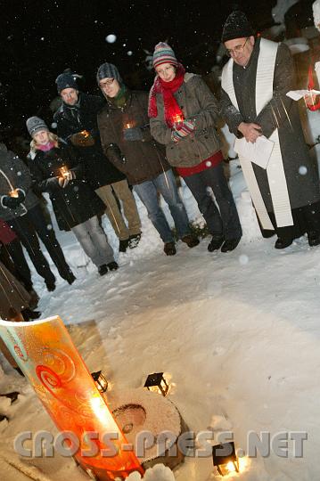 2009.01.28_18.05.14.jpg - Heftiges Schneetreiben st�rte die Teilnehmer keineswegs, sondern brachte, wie P.Michael sagte, Licht in die Winternacht.