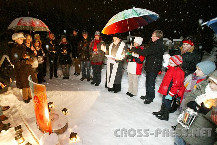 2009.01.28_18.17.52.jpg - Pfarrer P.Michael Prinz segnet die Gedenkst�tte f�r zu fr�h und totgeborene Kinder am Friedhof St. Veit.