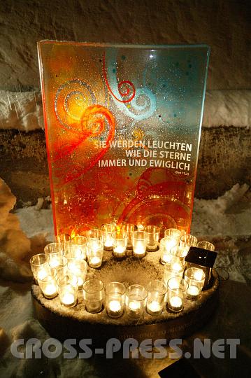 2009.01.28_18.36.34.jpg - Das Denkmal aus durchsichtigem und lebendig buntem Glas gestaltete die Seitenstettner K�nstlerin Eva Lobmayr von Fa. "krahglass", den Sockel Fa. "Jura-Stein" aus Weistrach.  Darin befindet sich eine Mulde, in die ein Stein mit dem Namen des Kindes hineingelegt werden kann.