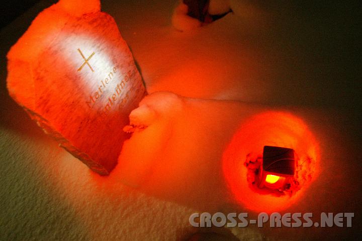 2009.01.28_18.40.46.jpg - So wie bei diesem Babygrab werden die Eltern der nicht bestatteten Kinder bei der neuen Gedenkst�tte ein Licht anz�nden k�nnen.