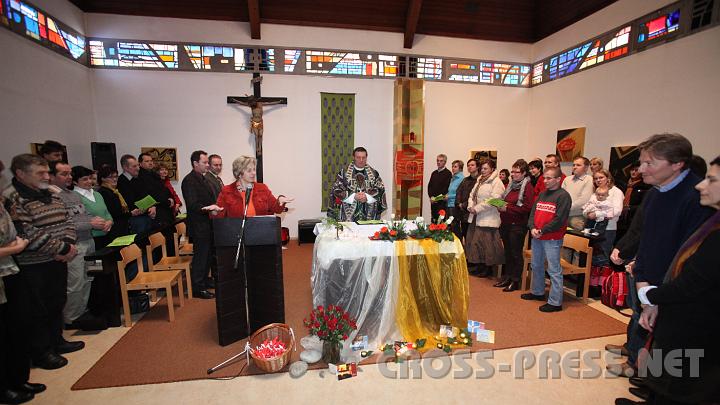 2009.02.15_09.39.15.jpg - Viele Besucher beim Gottesdienst f�r die Liebende in der Kapelle des Bildungshauses.