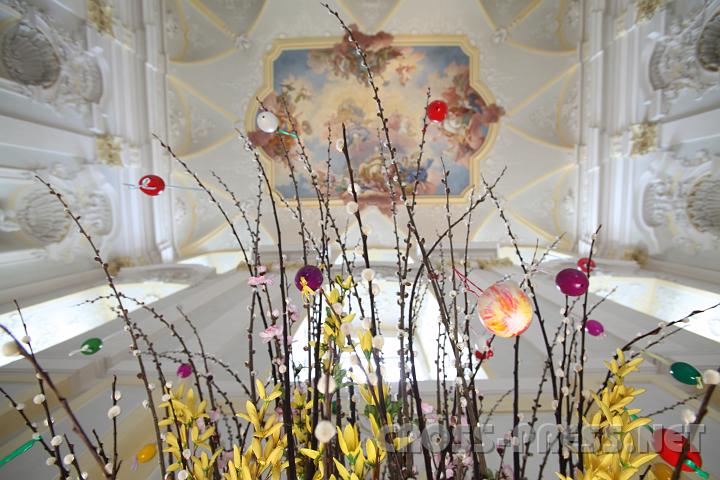 2009.04.24_16.36.13.jpg - Blick auf das Deckenfresko der Abteistiege durch den Osterstrau�.