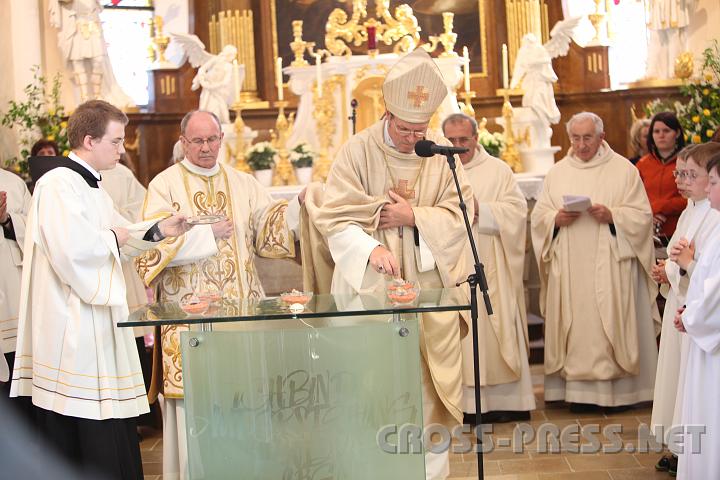 2009.04.19_10.59.38.jpg - Reinigung des Altares durch Verbrennen von Weihrauch.