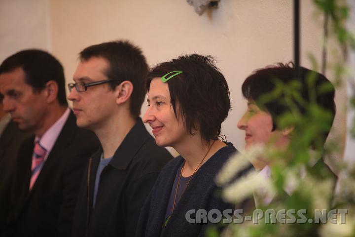 2009.04.19_11.07.47.jpg - In sichtbarer Freude strahlt Eva Lobmayr, nachdem "ihr" Altar nun geweiht ist...