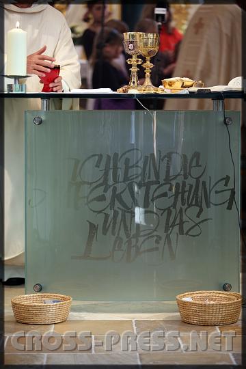 2009.04.19_11.32.05.jpg - Der neue Altar aus Glas.