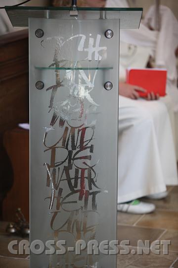 2009.04.19_11.36.30.jpg - Neuer, moderner Ambo, doch passend in das alte Ambiente.