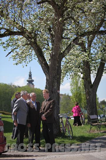 2009.04.19_11.47.19.jpg - Nach dem Fest gem�tliches Zusammensein unter bl�henden Mostobstb�umen.