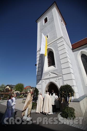 2009.04.19_10.07.59.jpg - Abt Berthold beim Einzug.