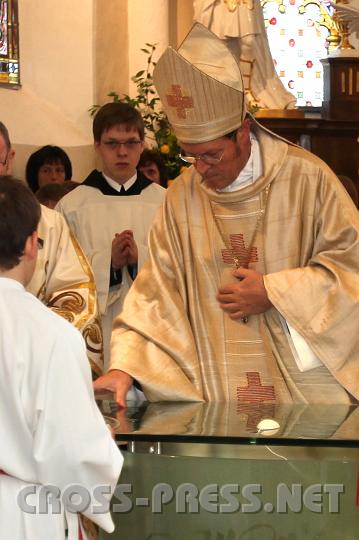 2009.04.19_10.57.51.jpg - Mit Chrisam-�l weiht Abt Berthold den Altar.