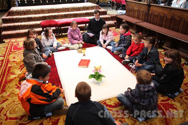 2009.04.30_15.23.26.jpg - Die j�ngsten J�nger Jesu beim Abendmahlspiel.  :)