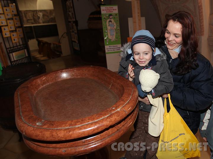 2009.03.26_15.46.18.jpg - Bekommt auch der Teddy einen Weihwassersegen ?  ;)