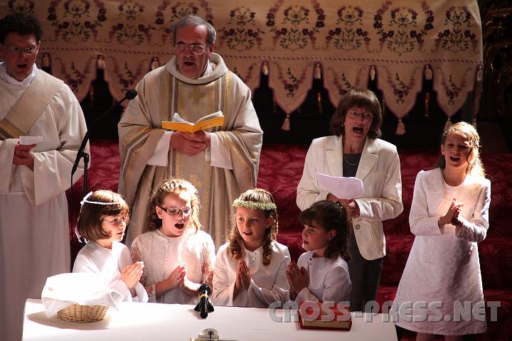 2009.05.21_10.22.43.jpg - Versammelt um den Tisch des Herrn...