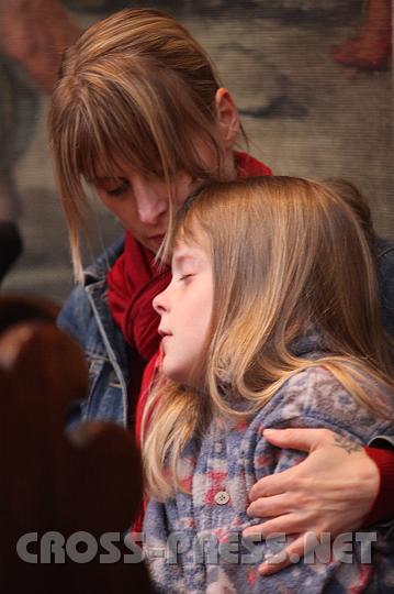 2009.05.14_16.22.30.jpg - Bei der Besinnungs�bung machen sowohl die Eltern als auch die kleinen Geschwistern mit.