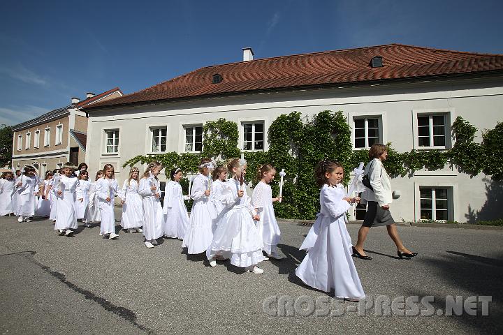 2009.05.21_09.55.22.jpg - Von der Volksschule f�hrte die Prozession zur Stiftskirche.