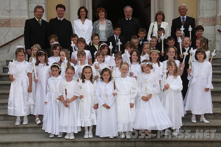 2009.05.21_11.19.36.jpg - Die 2. Klassen der VS mit Dir. OSR Otto Sagmeister, P.Dominik, den Lehrerinnen Christine Gruber und Rosina Leichtfried, Pfarrer P.Michael Prinz, Religionslehrerin Anna Grossberger und Bgm. Franz Deinhofer.