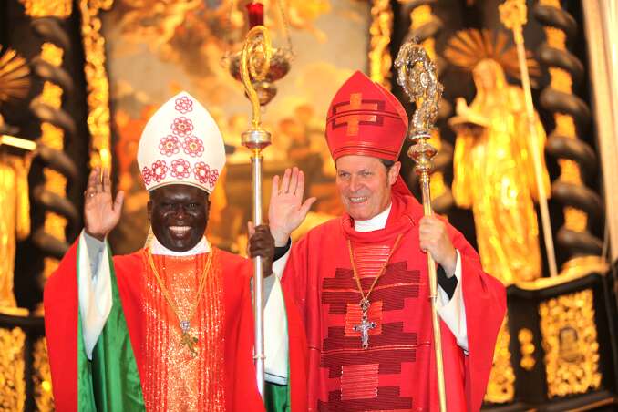 Firmung mit Abt Berthold Heigl und Bischof Philip Anyolo Nach dem familiären Fototermin mit den Firmlingen, der witterungsbedingt in der Kirche stattfand, verabschiedeten sich Bischof Philip Anyolo und Abt Berthold...