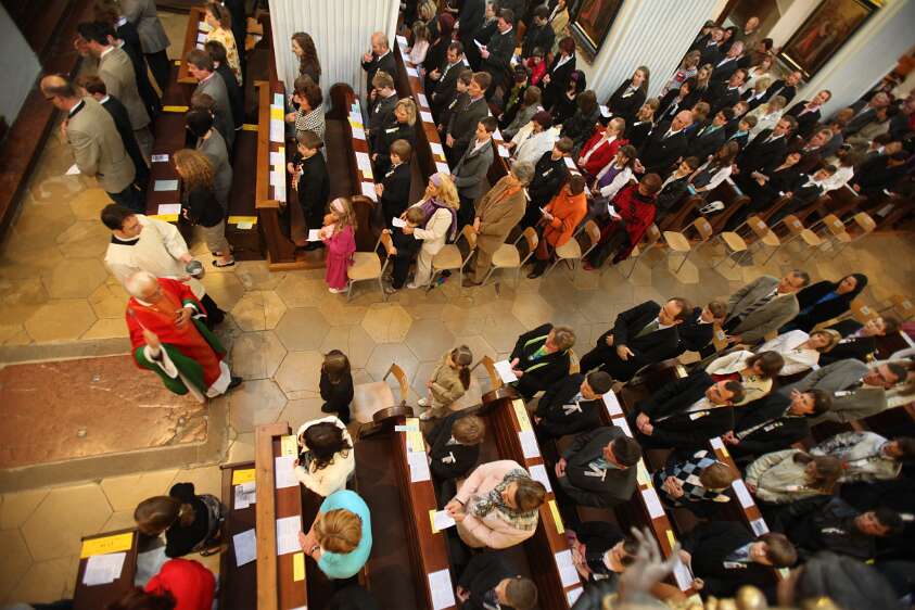 Firmung mit Abt Berthold Heigl und Propst Raimund Breiteneder um 08h Propst Breiteneder geht mit Frater Andreas segnend durch den Mittelgang der Kirche.