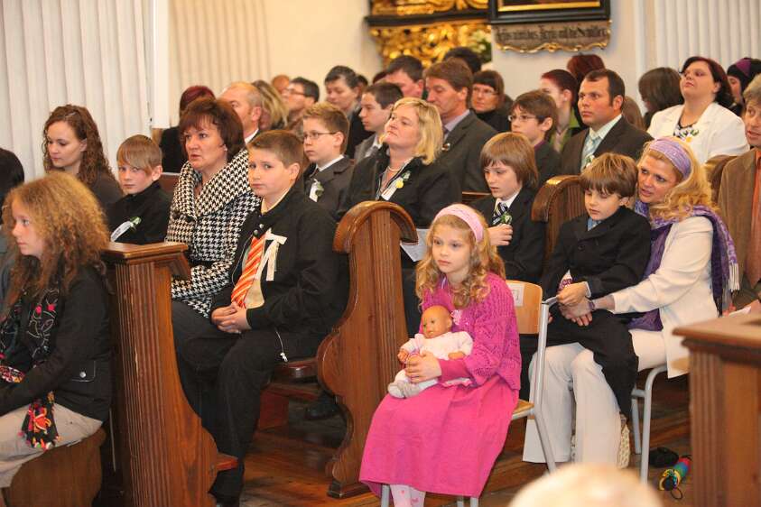Firmung mit Abt Berthold Heigl und Propst Raimund Breiteneder um 08h Firmlinge mit ihren Paten, (Puppen-)Muttis mit ihren (Puppen-)Kindern... alle ganz andächtig auf ihren Plätzen.