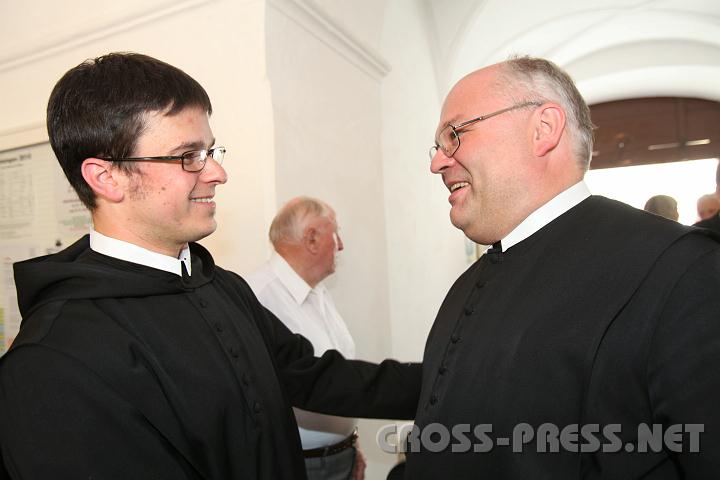 2010.07.10_12.47.09.jpg - Gymnasialdirektor P.Petrus Pilsinger gratuliert seinem Kollegen.