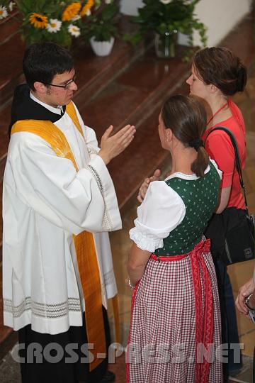 2010.07.11_11.54.22.jpg - P.Florian Ehebruster erteilt den "Primizsegen".