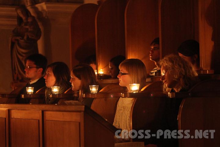 2010.12.03_21.30.37.jpg - M�nche auf Zeit: ein mal monatlich bei der Vesper d�rfen die Jugendlichen das Chorgebet erproben.