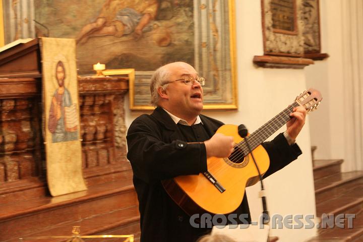 2011.03.09_09.49.35.jpg - Gymnasialdirektor P.Petrus begleitet seine Schüler selbst auf der Gitarre und ist ein ausgezeichneter Sänger.
