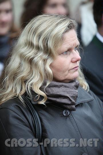 2011.03.21_11.09.36.jpg - Mag. Helga Pausinger verfolgt interessiert das Geschehen. Sie unterrichtet Mathematik und Geschichte.