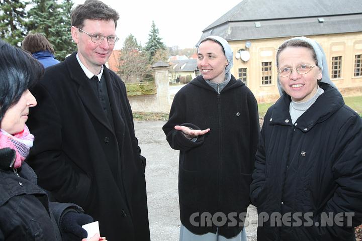 2011.03.21_11.31.36.jpg - Schwestern im geistlichen Gespräch mit P.Dominik Riegler.  :)