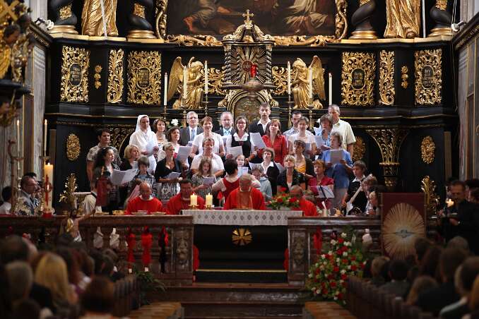 Dekanatsfirmung 2011 - hl.Messe 8h Ein guter Chor ist bei einem Fest so ziemlich das Wichtigste. :) Bei beiden Messen begeisterte - abgesehen vom Heiligen Geist- der Chor von Prof. Lucia...