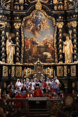 Dekanatsfirmung 2011 - hl.Messe 8h Stiftskirche von Seitenstetten ist Mariä Himmelfahrt geweiht. In der Mitte die Statuen vom hl.Benedikt und hl.Scholastika.