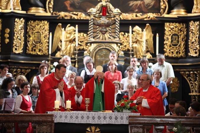 Dekanatsfirmung 2011 - hl.Messe 8h Konsekriertes Brot hat in Seitenstetten die Dimensionen, die notwendig sind, um das Sakrament auch noch vom anderen Ende der große Kirche gut sehen zu können....