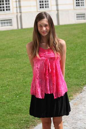 Dekanatsfirmung 2011 - hl.Messe 10h30 Michaela ist schon ganz ungeduldig, weil ihr Ministrantendienst ruft. :)