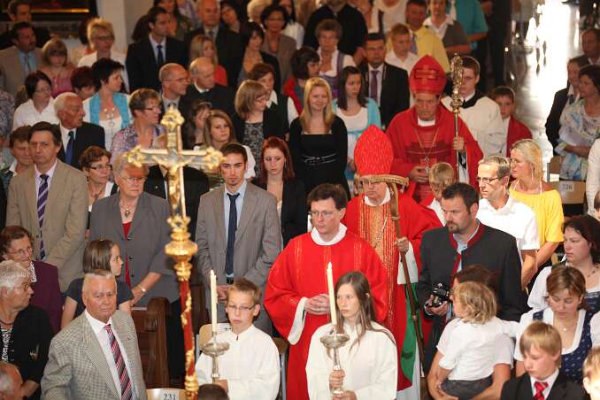 Dekanatsfirmung 2011 - hl.Messe 10h30 Abt Johannes und Abt Berthold ziehen feierlich in die Kirche ein.