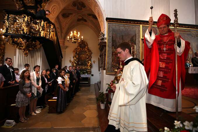 Dekanatsfirmung 2011 - hl.Messe 10h30 Abt Berthold zieht durch die Kirche um Firmlinge und Anwesende mit Weihwasser zu segnen.