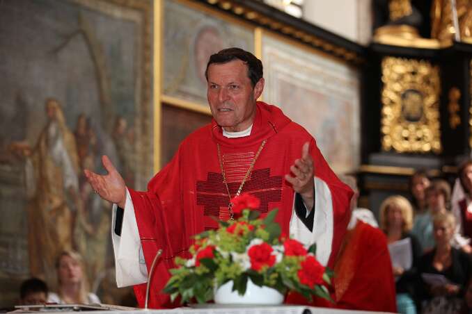 Dekanatsfirmung 2011 - hl.Messe 10h30 Der ausgesprochen gut gelaunte Abt Berthold wünscht noch mal den Firmlingen alles Gute mit ihren Gaben, die sie gerade empfangen haben.