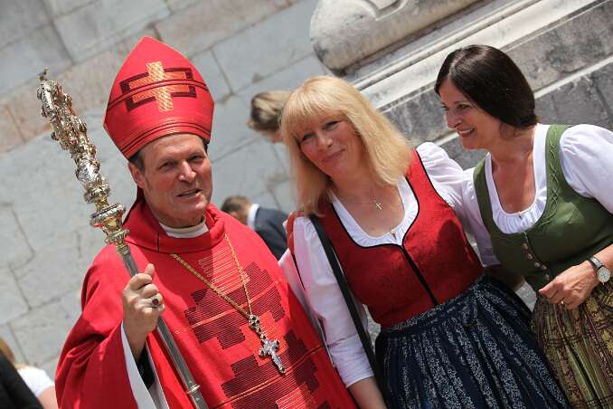 2011.06.11_12.17.02_01 Auf diesen besonderen, spät berufenen Firmling (Mitte) mit Patin (rechts) freute sich Abt Berthold ganz besonders. :)