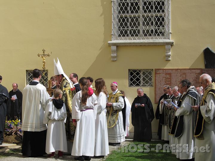 2012.04.13_16.43.38.jpg - P.Benedikt wurde am neuen Stiftsfriedhof innerhalb der Klostermauern begraben.