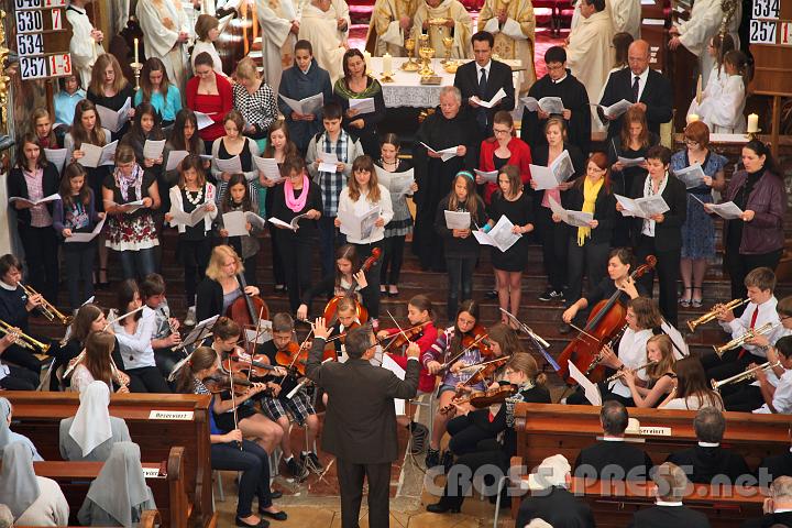 2012.05.11_10.46.49.jpg - Die Lehrer und Schüler des Stiftsgymnasiums gestalteten die musikalische Umrahmung des Festgottesdienstes.