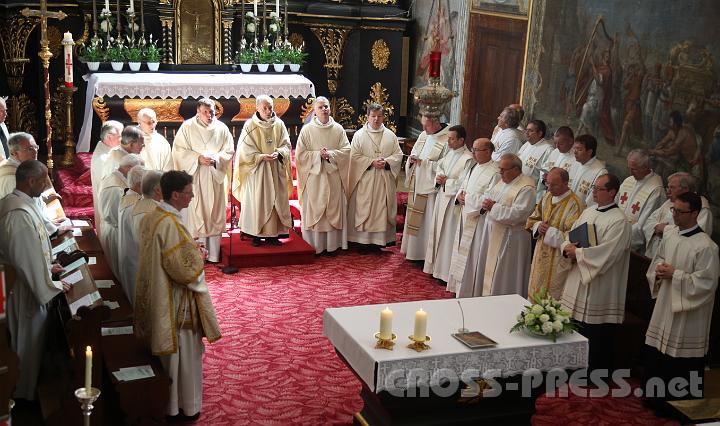 2012.05.11_10.59.08.jpg - Göttweiger und Seitenstettner Patres bei der Feier des Hochamtes.