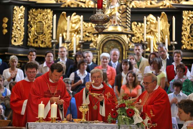 Firmung Seitenstetten, 26.05.2012, 08h Diakon P. Dominik Riegler, Abt Berthold Heigl, Altabt Johannes Gartner und Seitenstettner Pfarrer P.Michael Prinz bei der hl. Firmmesse.