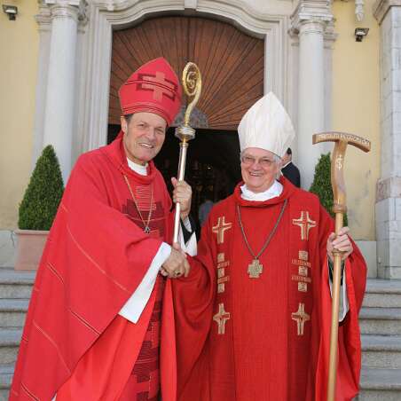 Firmung Seitenstetten, 26.05.2012, 08h Abt Berthold Heigl und Altabt Johannes Gartner sind ein gut eingespieltes Firmspender-Team. :)