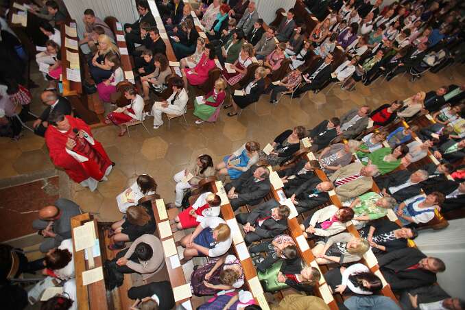 Firmung Seitenstetten, 26.05.2012, 10h30 Abt Berthold geht auf die Firmlinge zu und lässt sie zu Wort kommen. Endlich ein Dialog, der Jugendliche animiert, statt eine ex-kathedra Predigt, bei welcher...