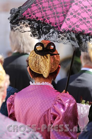 2012.08.15_11.20.20.jpg - Passend zum Kleid der spitzenbezogene Schirm.