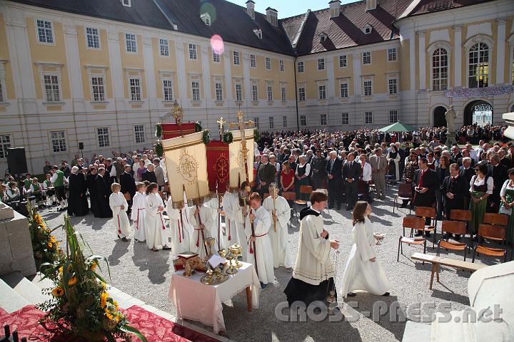 2012.09.16_14.04.23.jpg - Ganz vorne die Ministranten mit dem Weihrauch.